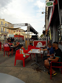 Atmosphère du CAFÉ DE LA GARE - Restaurant Brasserie à Saint-Gilles - n°6