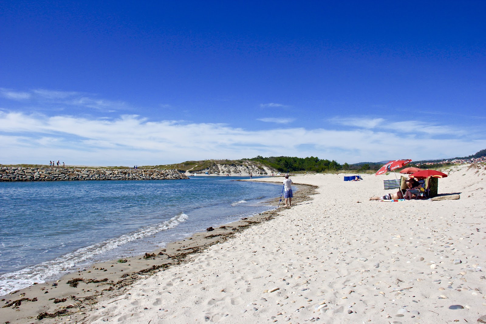 Foto von Praia de Antas mit beiger sand & kies Oberfläche