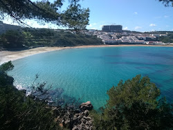 Foto von Arenal d'en Castell Strand und die siedlung