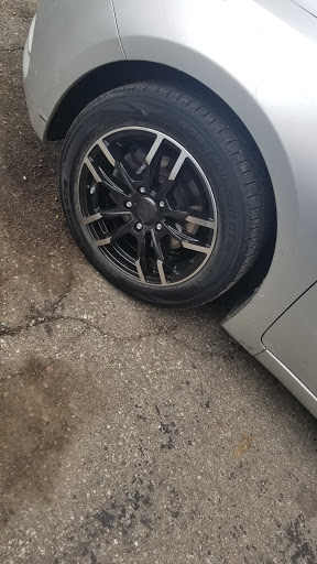 Tire Shop «Discount Tire Store - Auburn Hills, MI», reviews and photos, 200 Brown Rd, Auburn Hills, MI 48326, USA