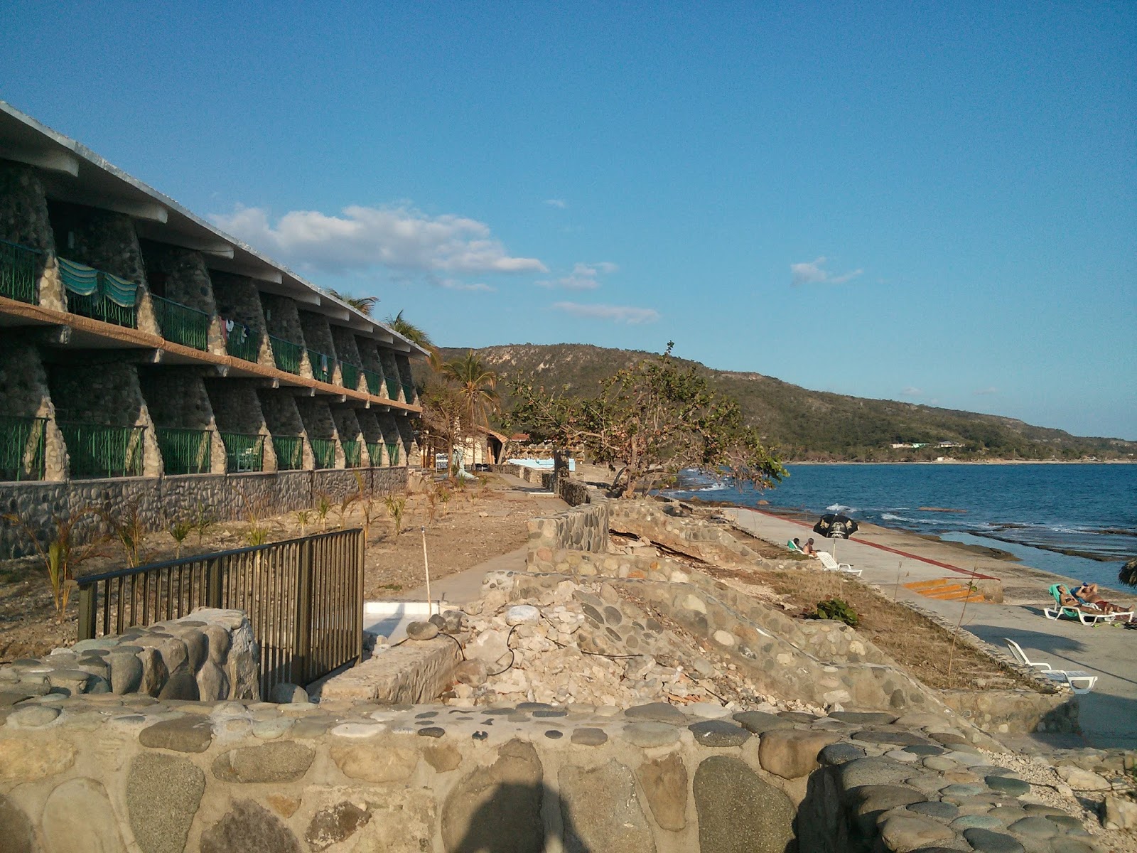 Foto van Playa de Sigua met ruim strand