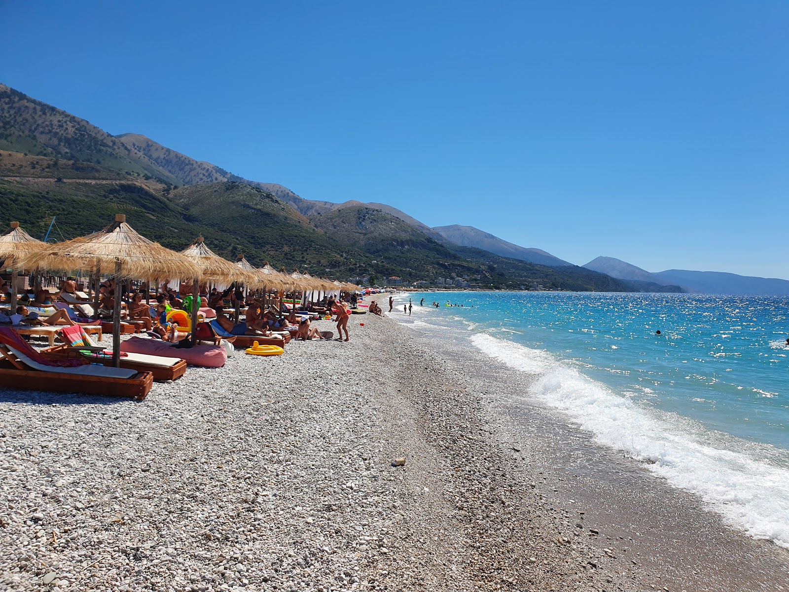 Foto di Spiaggia di Borsh con una superficie del ciottoli beige