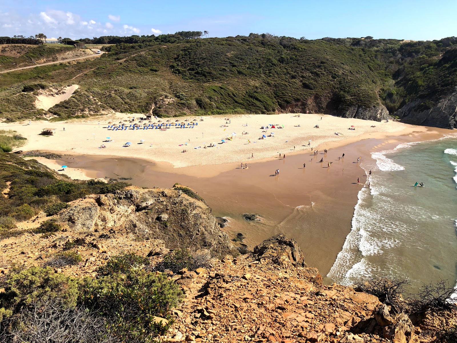 Foto de Praia do Carvalhal com areia fina e brilhante superfície