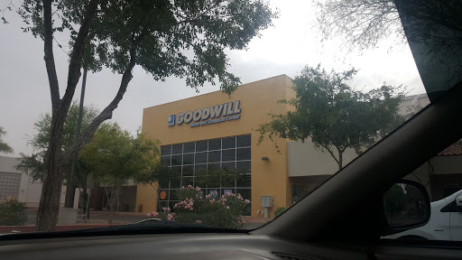 Thrift Store «Gilbert & Guadalupe Goodwill Retail Store & Donation Center», reviews and photos, 868 N Gilbert Rd, Gilbert, AZ 85234, USA