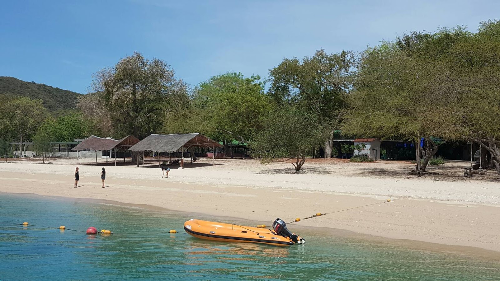 Foto de Luklom Beach apoiado por penhascos