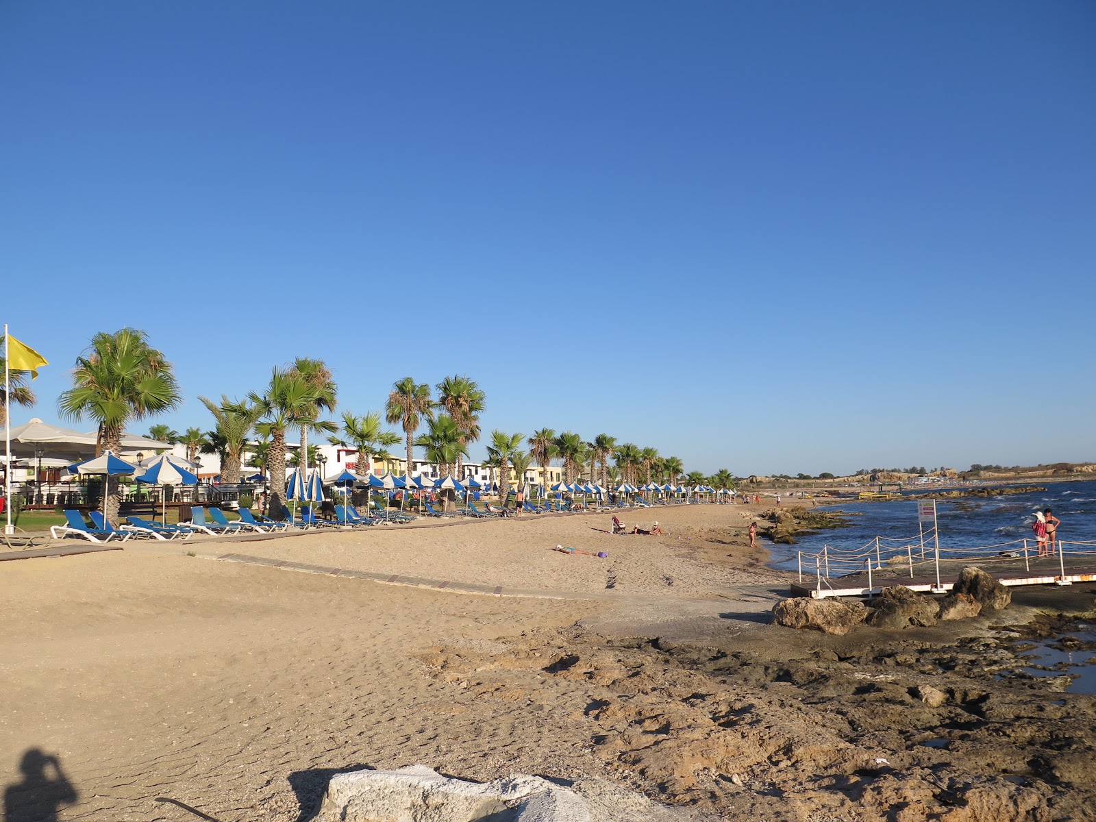 Zdjęcie Kefalos beach z powierzchnią szary piasek