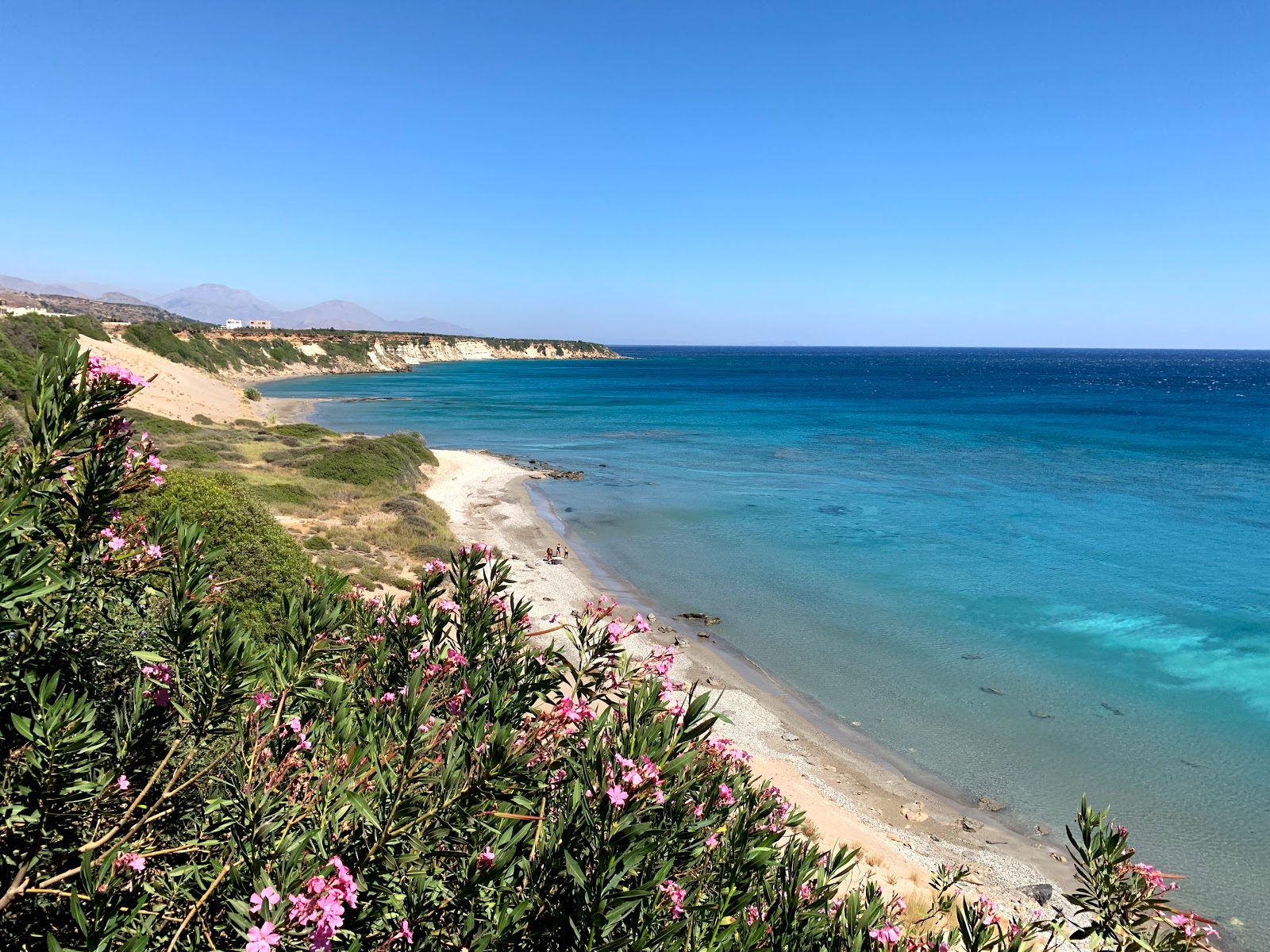 Foto von Orthi Ammos mit brauner sand Oberfläche