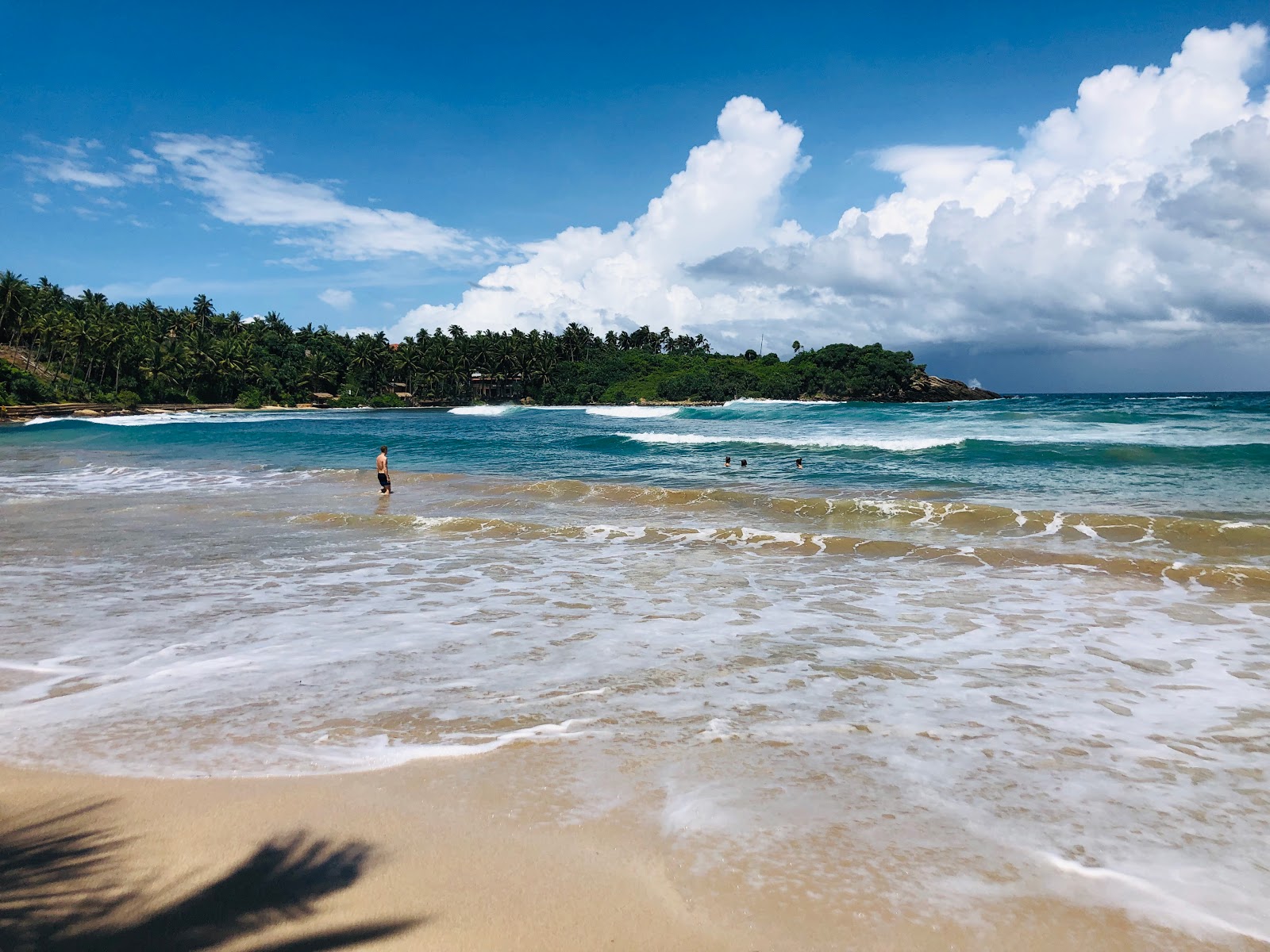 Foto van Hiriketiya Beach en de nederzetting