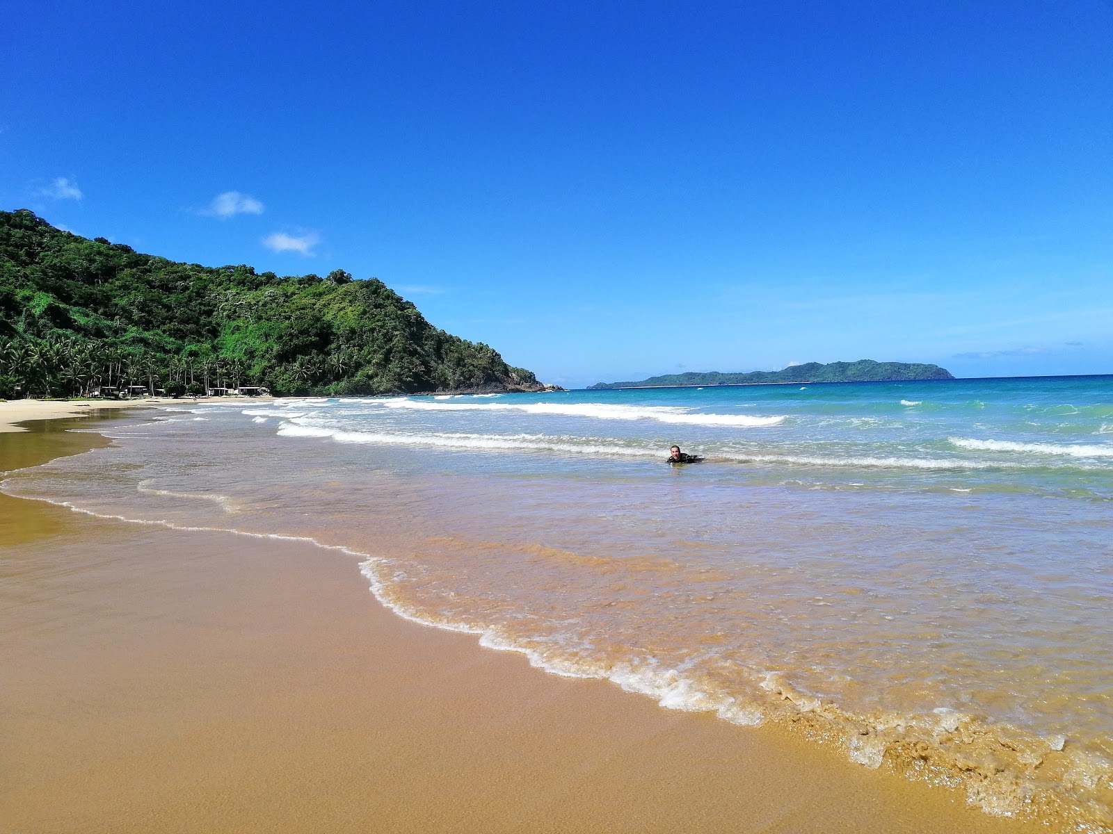 Φωτογραφία του Duli Beach με μπεζ άμμος επιφάνεια