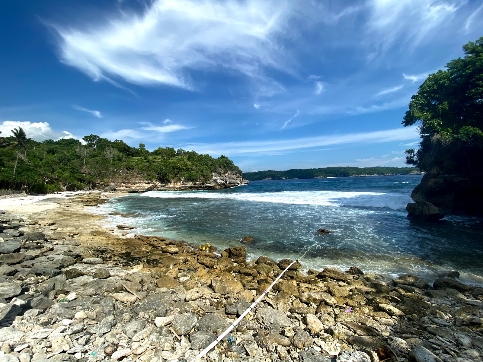 Photo de Secret Beach entouré de montagnes