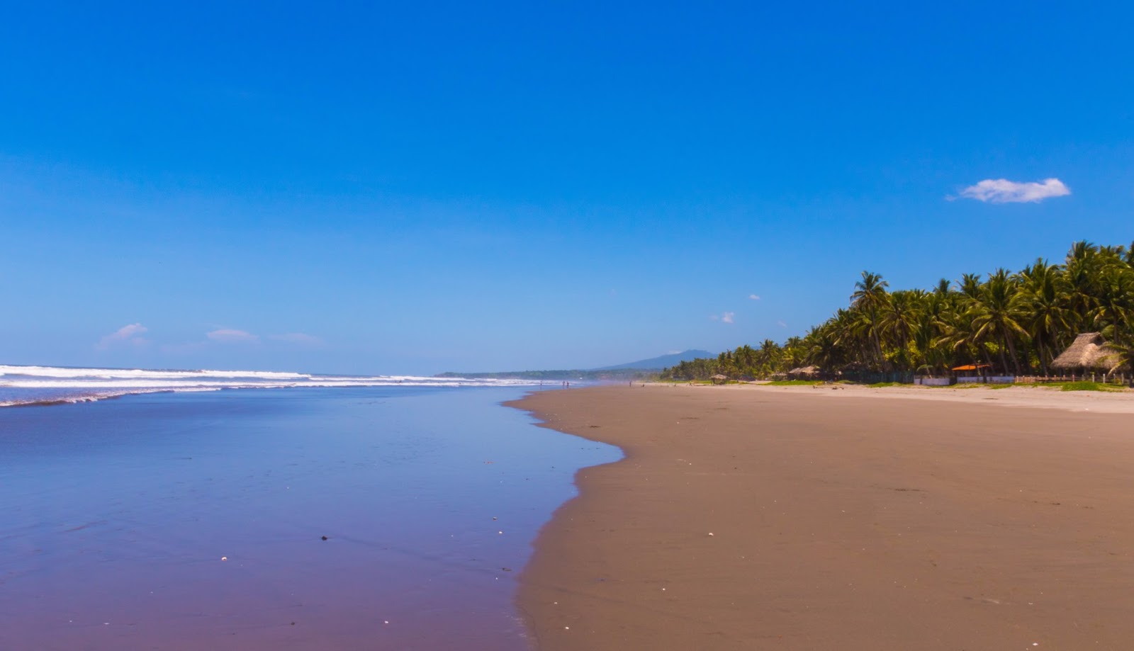 Foto di Los Caracoles beach con una superficie del sabbia grigia