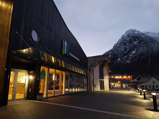 Folgefonnsenteret og turistinformasjonen i Rosendal