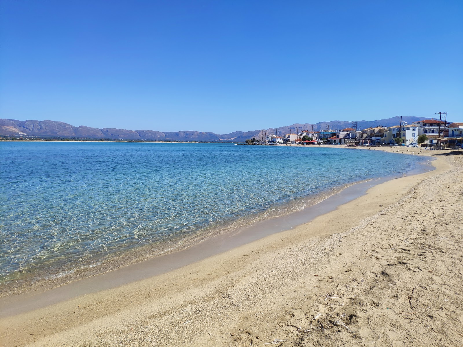 Zdjęcie Kontogoni beach z powierzchnią drobny beżowy piasek