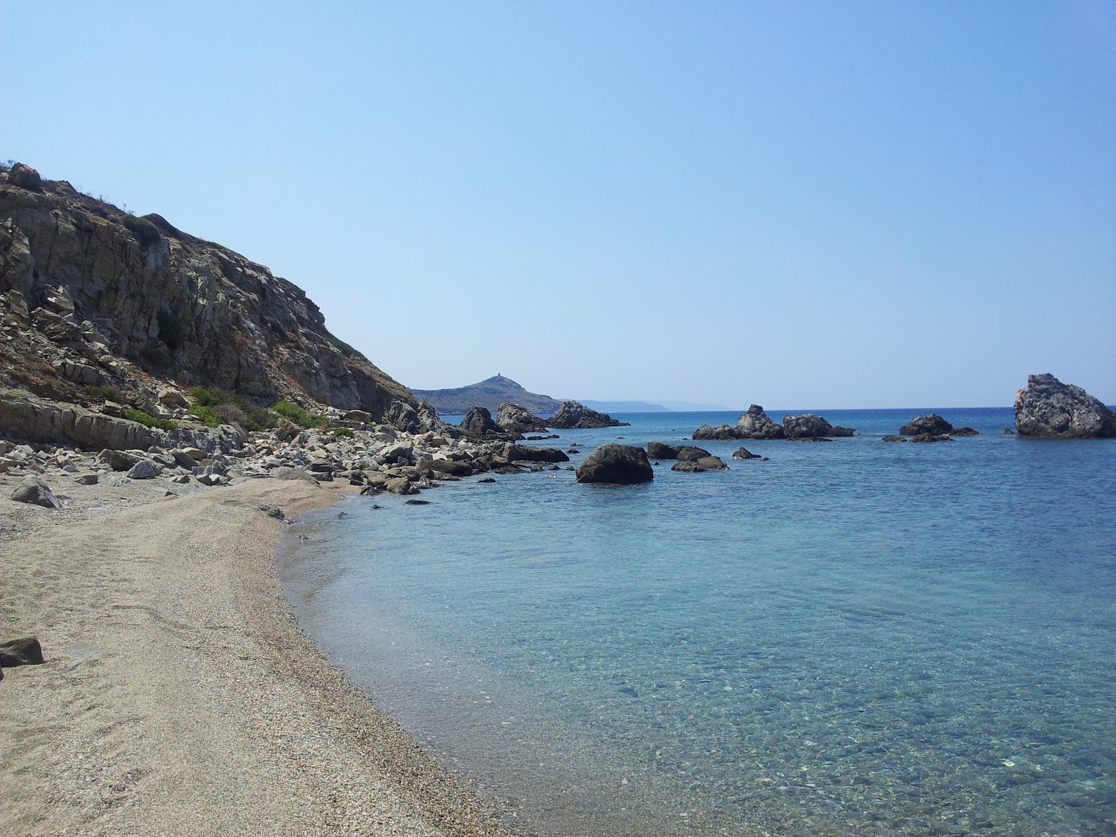 Valokuva Platanias beach IIista. pinnalla harmaa hiekka ja kivi:n kanssa