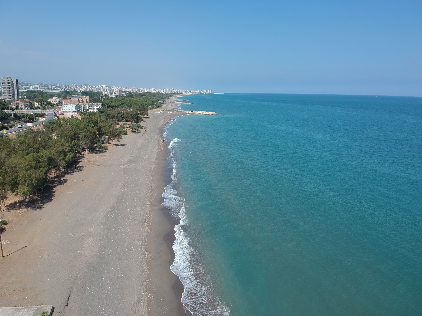 Foto di KocaHasanli beach con una superficie del sabbia beige