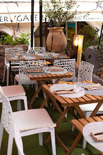 Atmosphère du Restaurant français Hostellerie La Fontaine - hotel-restaurant Saint Paul de vence - n°1