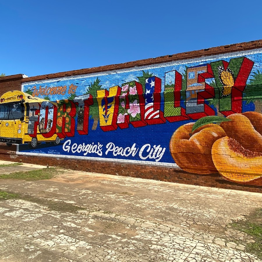 Peaches and more, Georgia’s Peach City mural.