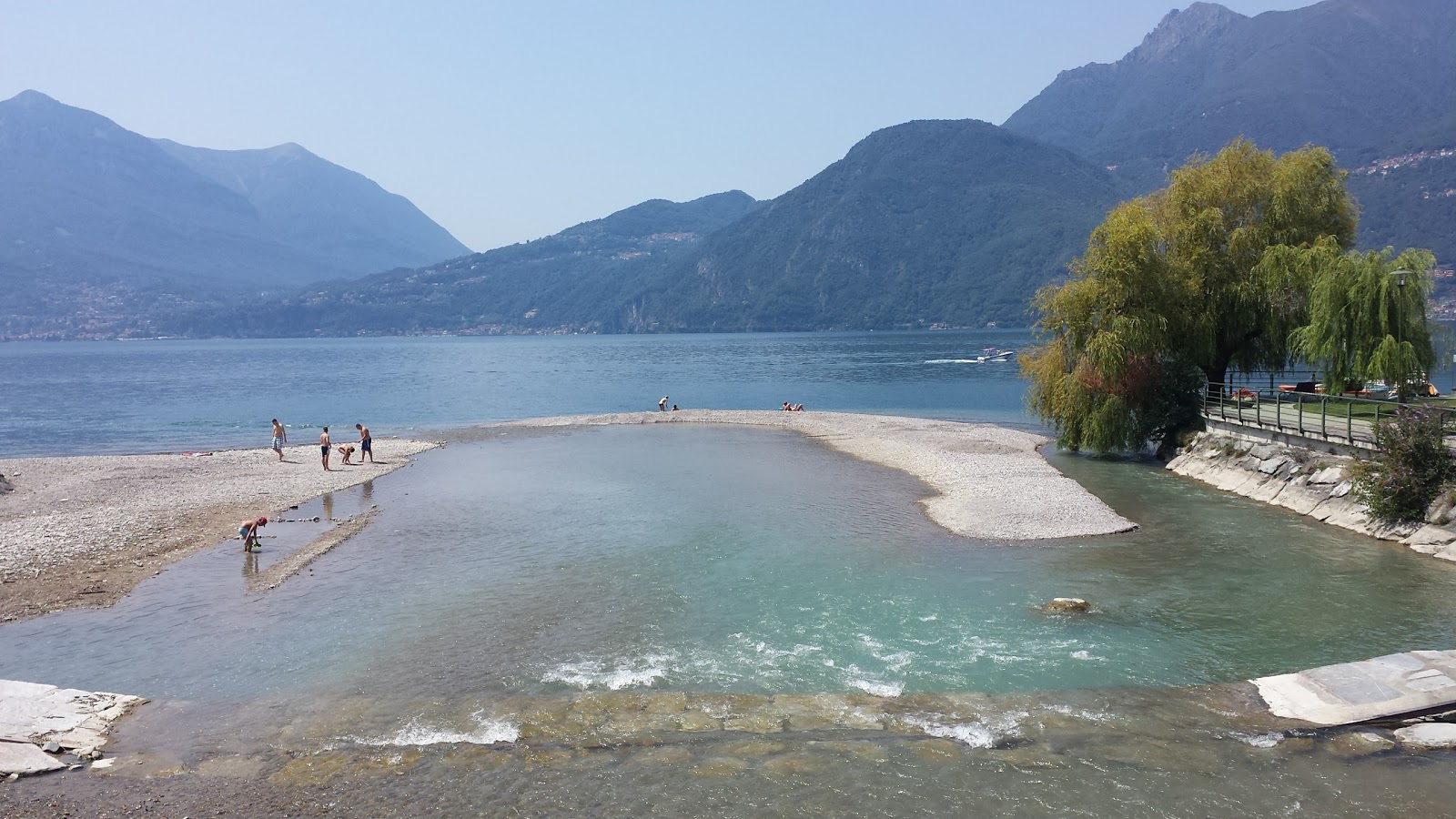 Foto von Bellano Beach und die siedlung