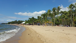 Photo de Praia Do Pereque avec rivage droit, long