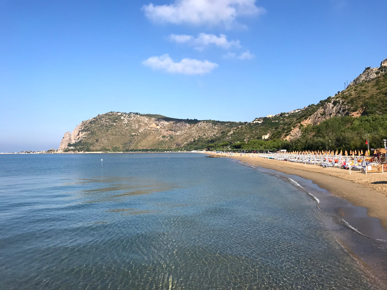 Zdjęcie Fiumetta beach z powierzchnią brązowy piasek