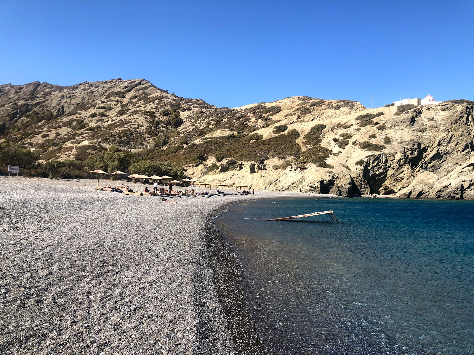 Foto de Paralia Agios Minas con agua cristalina superficie