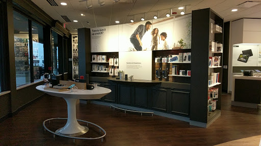 Cell Phone Store «Verizon», reviews and photos, 143 Danada Square W, Wheaton, IL 60189, USA