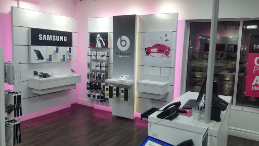 Cell Phone Store «T-Mobile», reviews and photos, 6800 Schaefer Rd, Dearborn, MI 48126, USA