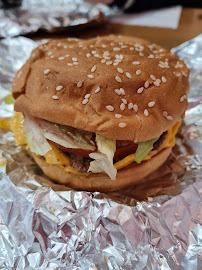 Cheeseburger du Restaurant de hamburgers Five Guys Clermont-Ferrand - n°14