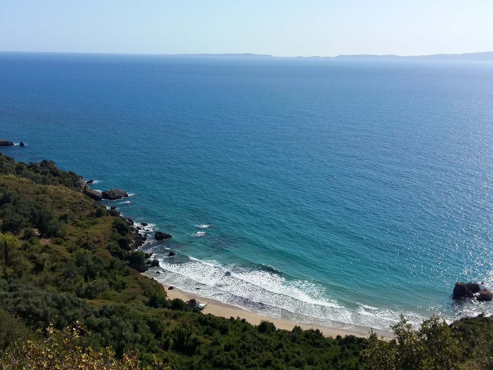 Foto di Prapa Mali beach con una superficie del sabbia di conchiglie beige