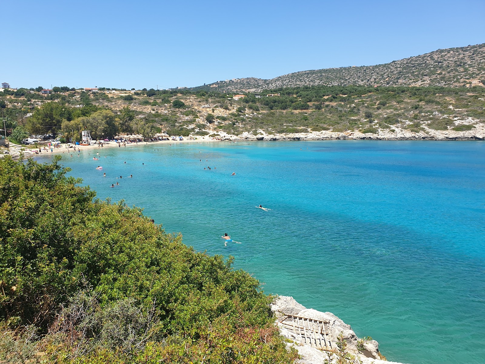 Foto van Loutraki Beach met kleine baai