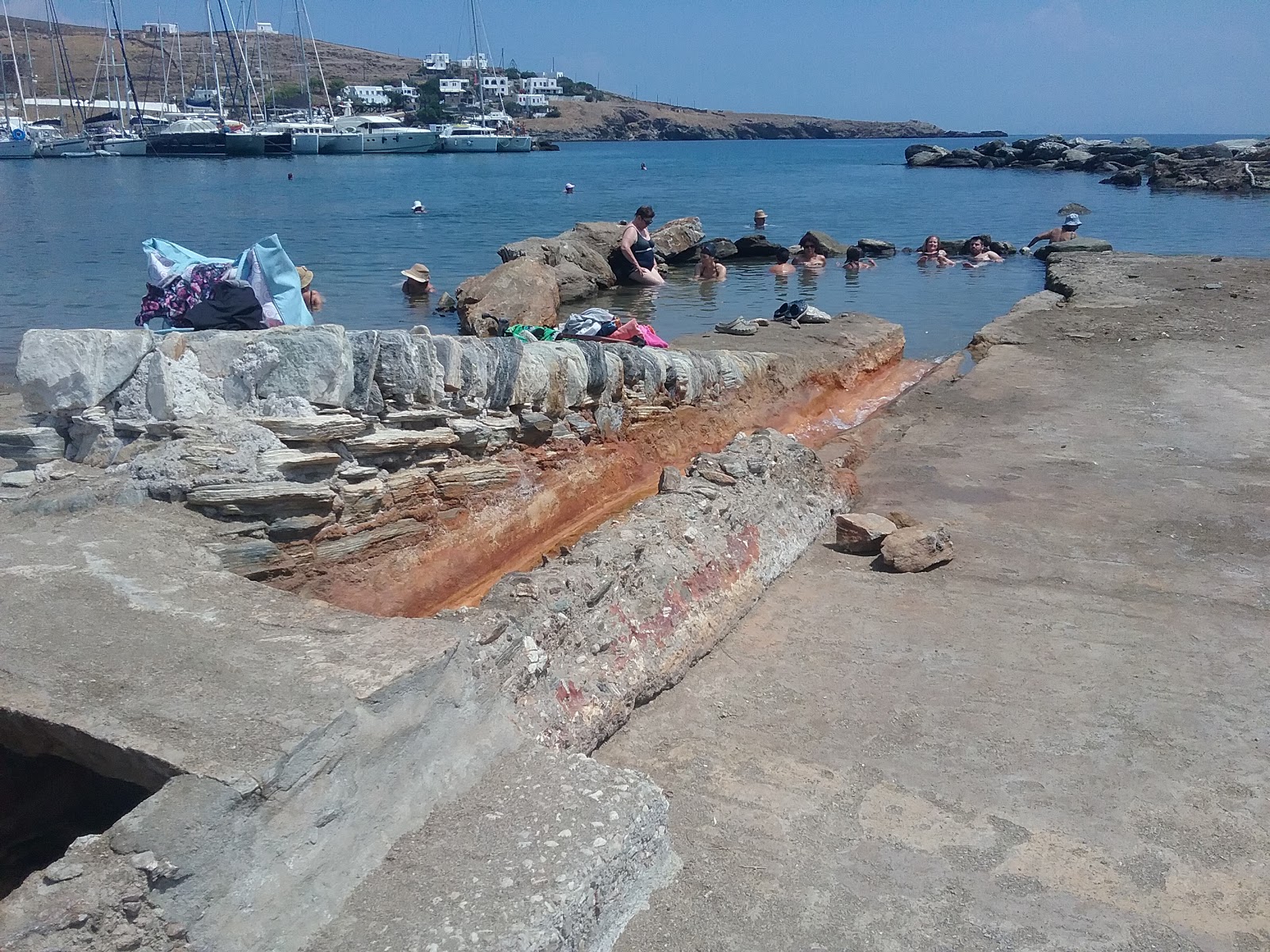 Paralia Loutra'in fotoğrafı uçurumlarla desteklenmiş
