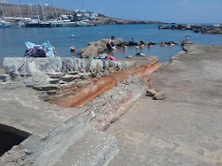 Paralia Loutra'in fotoğrafı uçurumlarla desteklenmiş