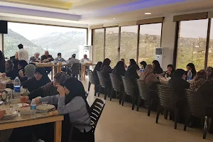 مطعم اكليل الجبل image