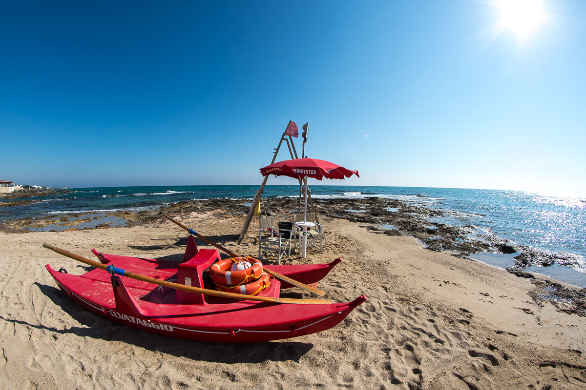 Foto von Lido Bianco beach mit viele kleine buchten