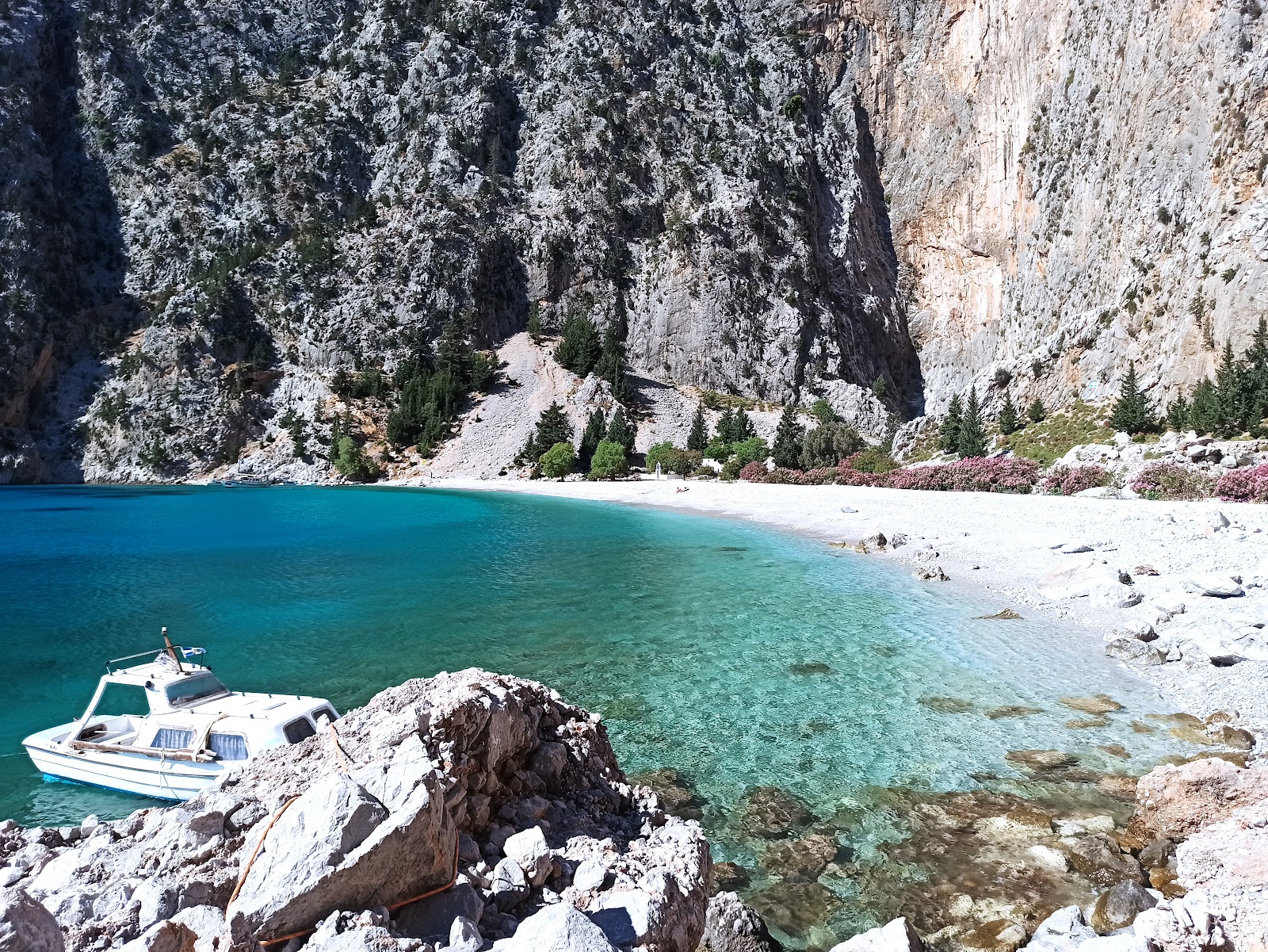 Foto di Saint George Bay con una superficie del piccoli ciottoli grigi
