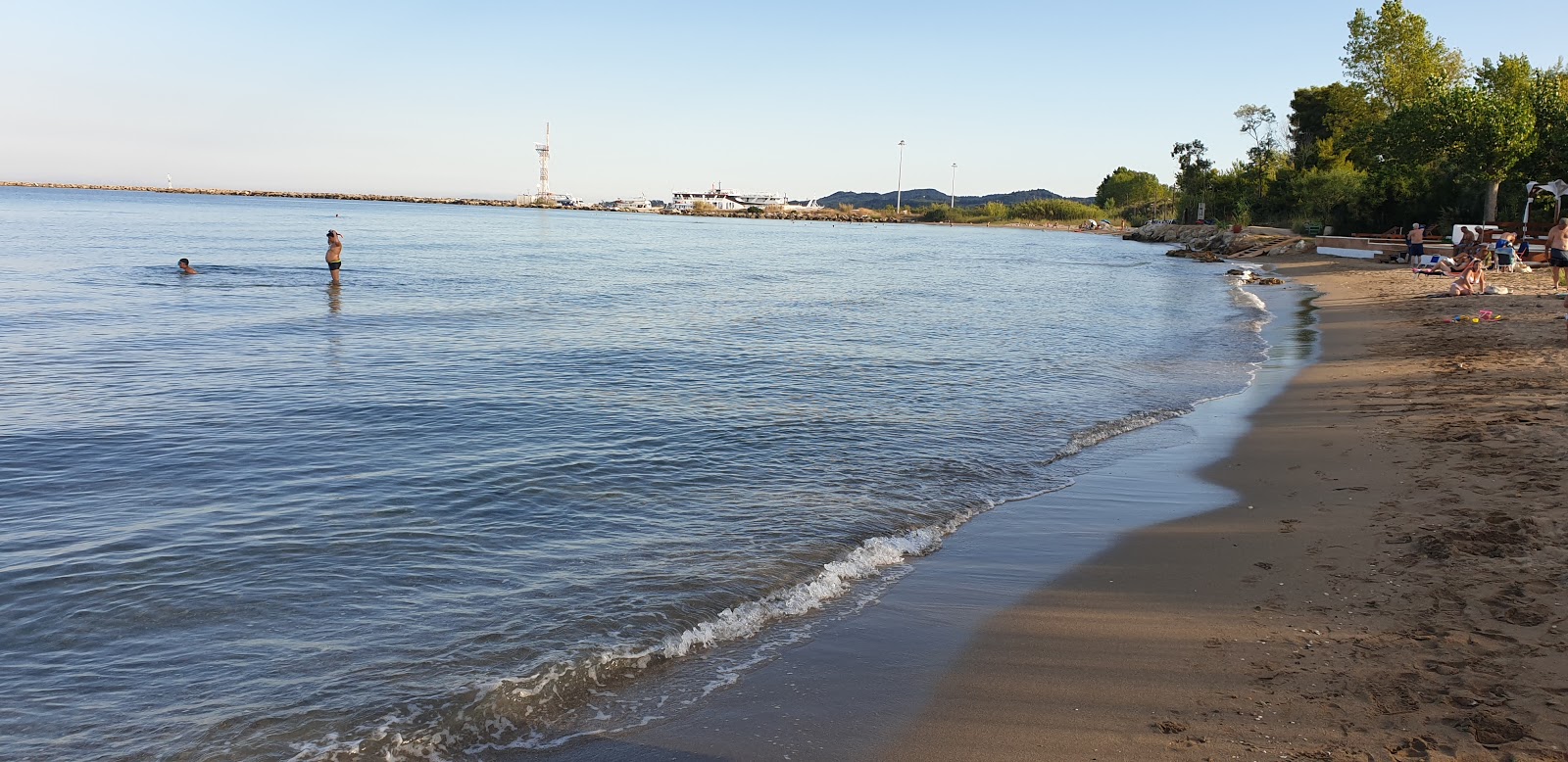 Valokuva Skaloma beach IIista. pinnalla turkoosi puhdas vesi:n kanssa
