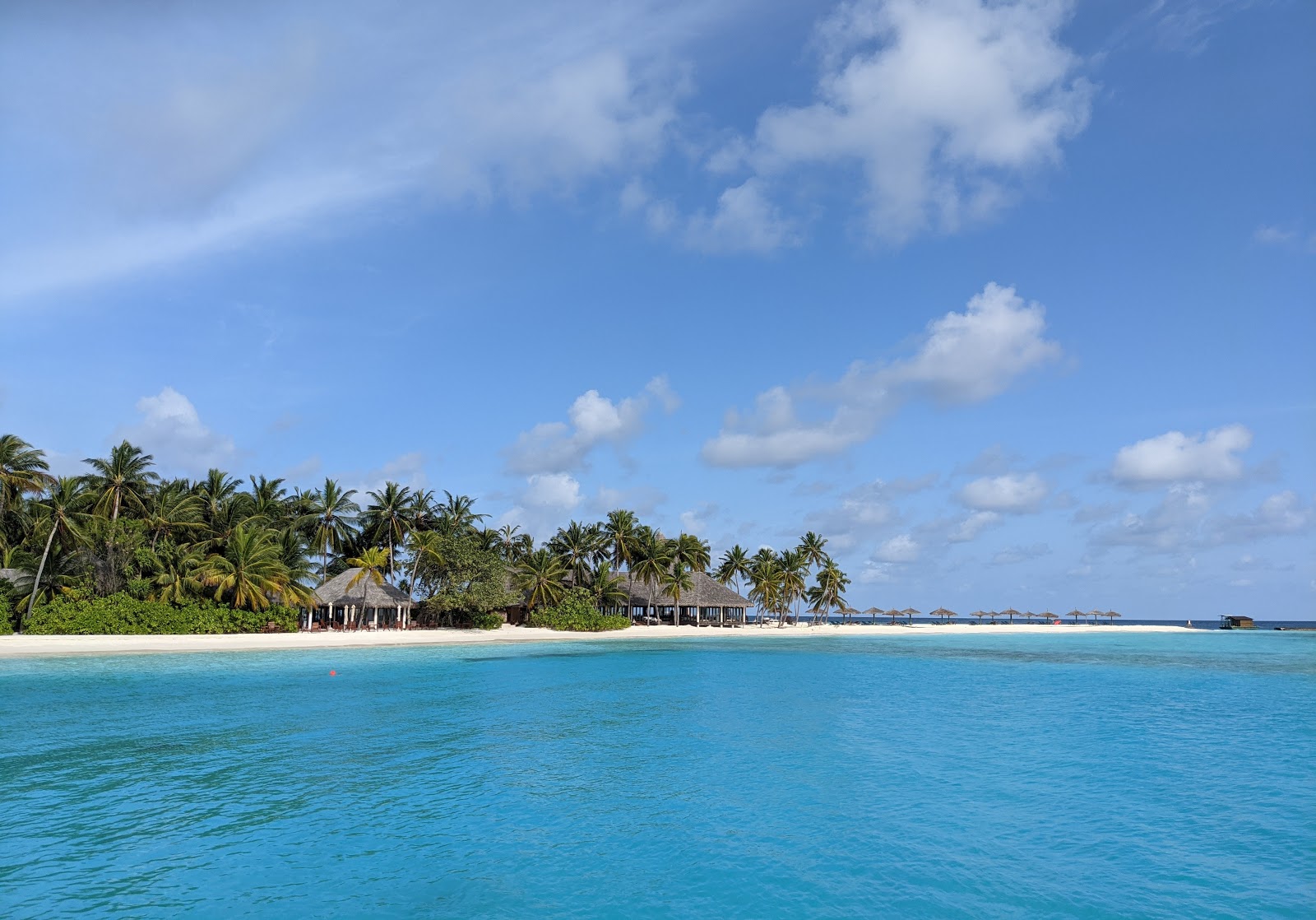 Veligandu Island Resort'in fotoğrafı geniş bir kıyı şeridi ile birlikte