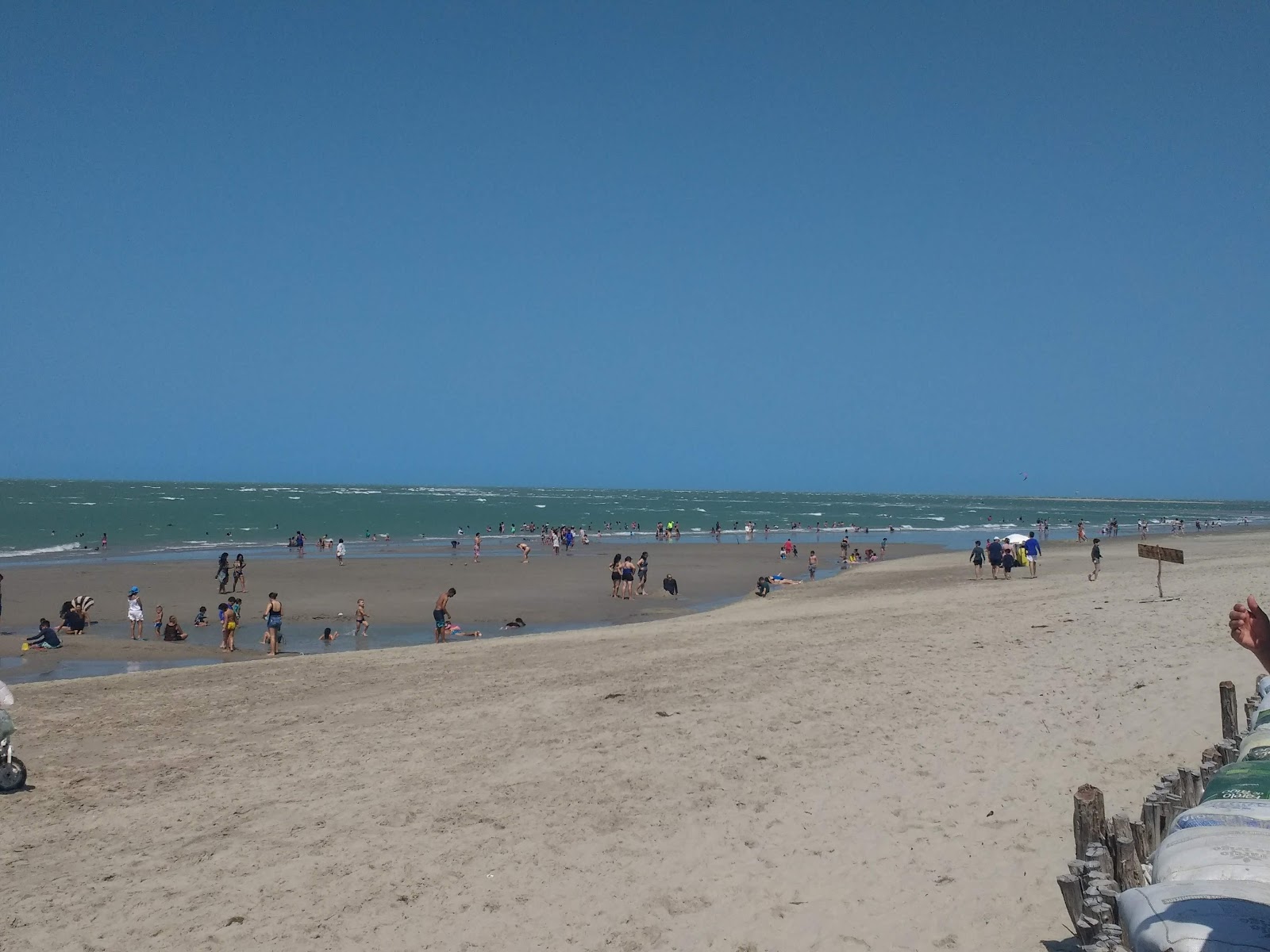 Foto di Praia de Maramar con una superficie del sabbia beige