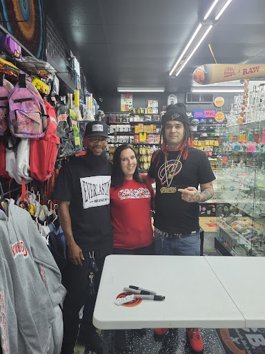 Tobacco Shop «The Hub Smoke Shop 2», reviews and photos, 4027 N Oak Trafficway, Kansas City, MO 64116, USA