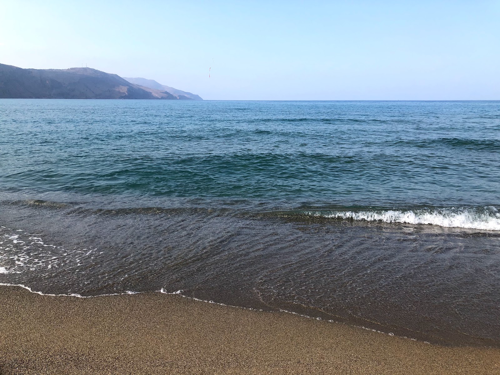 Foto av Peristeras Beach med grönt vatten yta