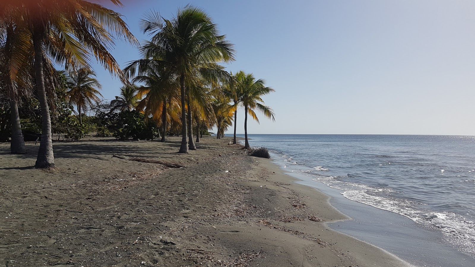 Φωτογραφία του Playa Punta Salinas με γκρίζα άμμος επιφάνεια