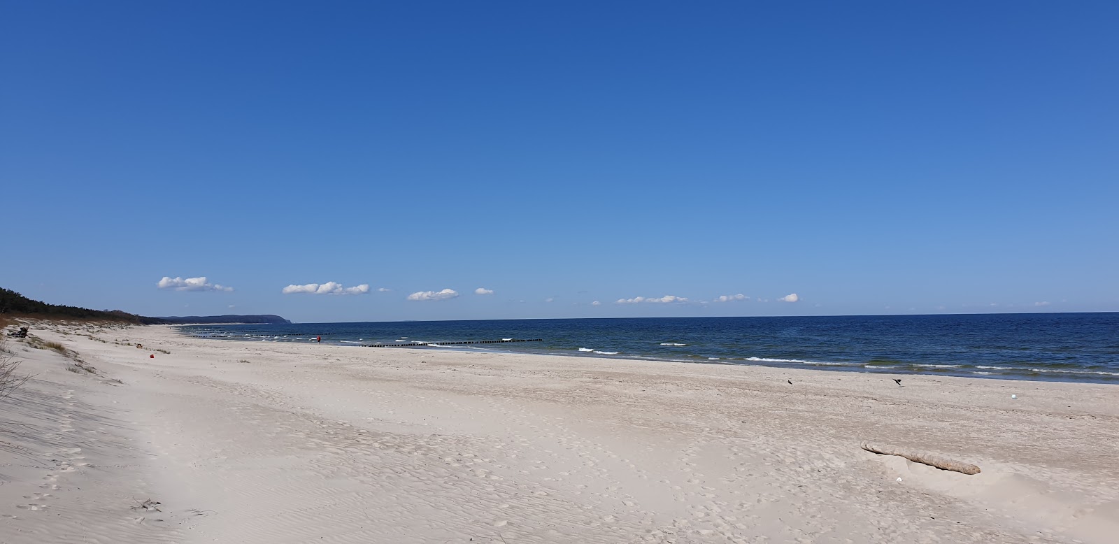 Valokuva Dziwnow Beachista. sisältäen pitkä suora