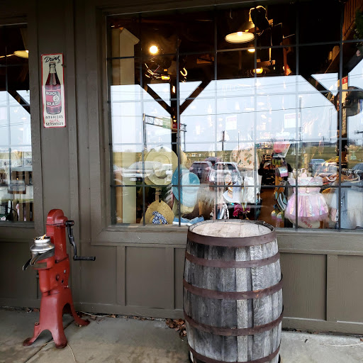 American Restaurant «Cracker Barrel Old Country Store», reviews and photos, 901 Veterans Memorial Pkwy, St Charles, MO 63303, USA
