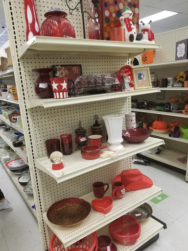 Thrift Store «Goodwill - Glendale», reviews and photos, 1622 W Glenoaks Blvd, Glendale, CA 91202, USA