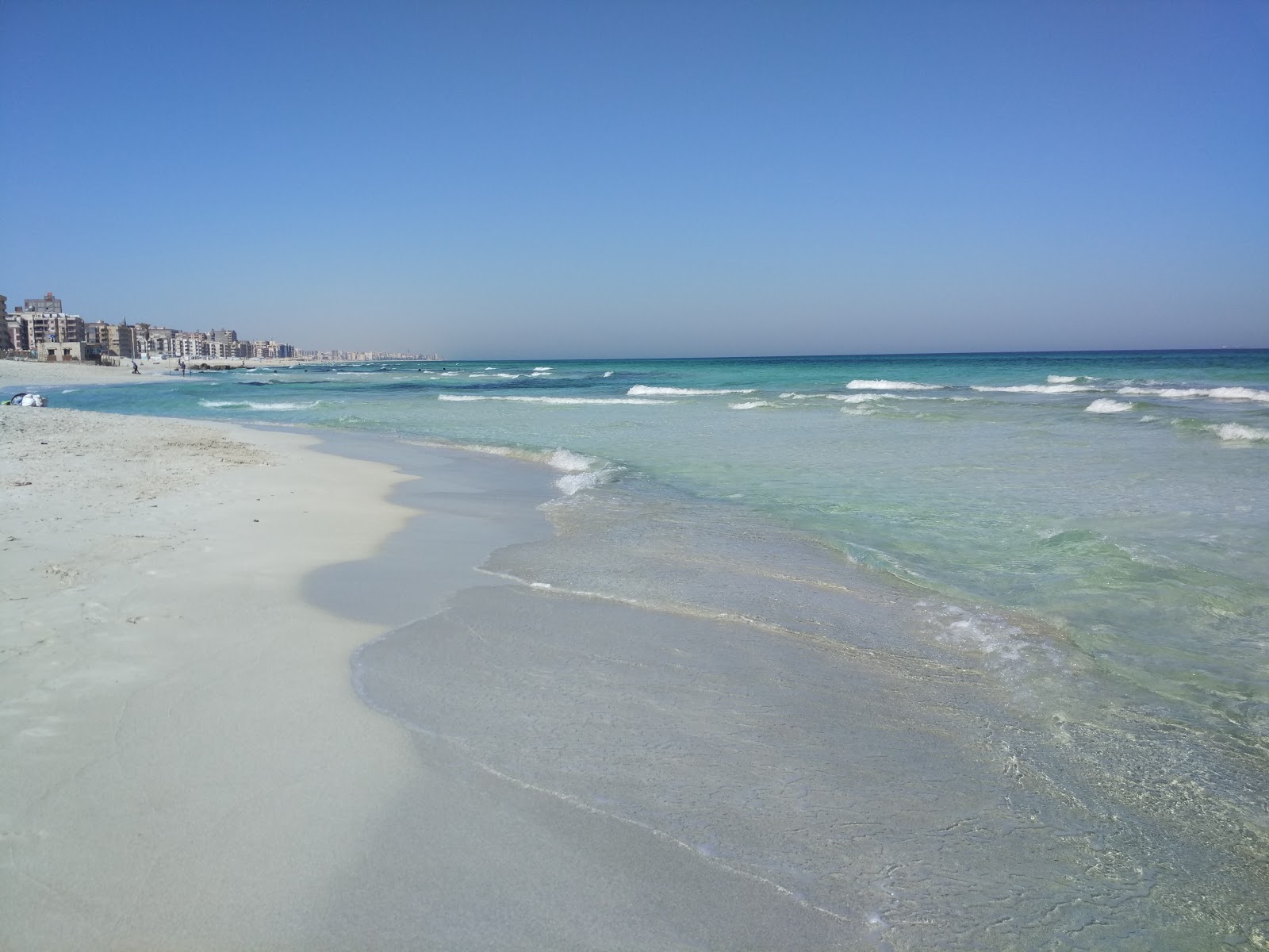 Φωτογραφία του Elbeytash Beach με ψιλή λευκή άμμος επιφάνεια