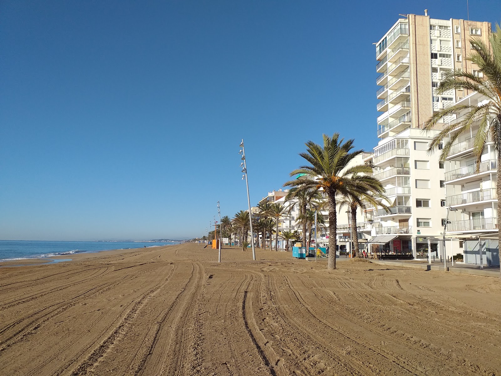Fotografie cu Plaja Calafell cu nivelul de curățenie înalt