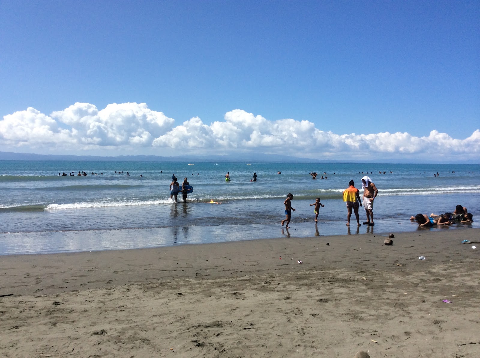 Foto van Playa Zancudo met bruin zand oppervlakte