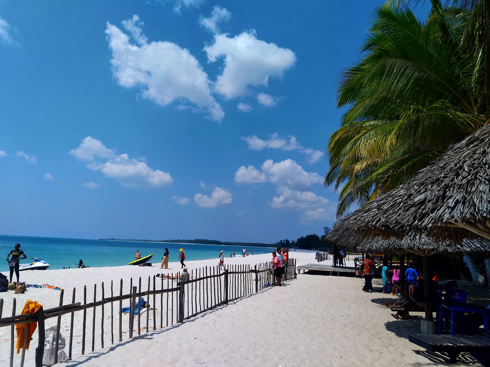 Photo de Family Beach avec rivage droit, long