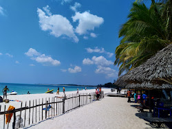 Photo de Family Beach avec rivage droit, long