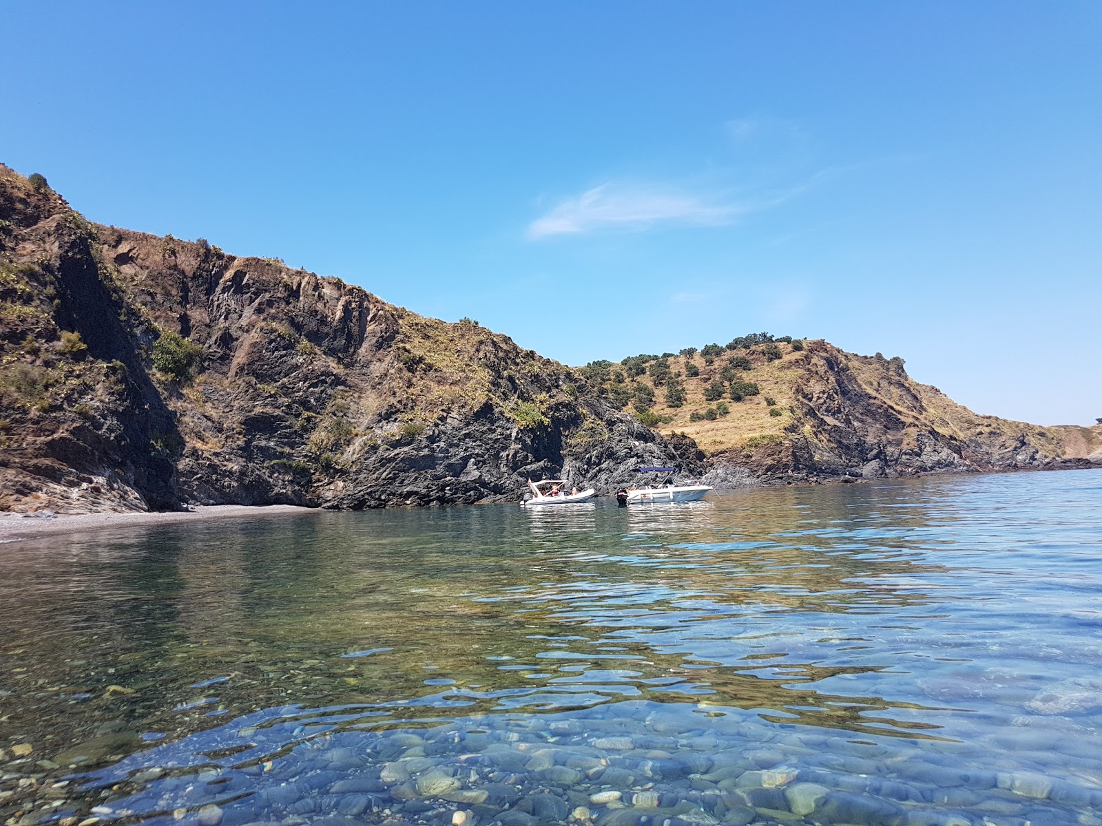 Foto di Cerberus beach con baia piccola